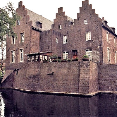 Redinghoven, Wasserburg